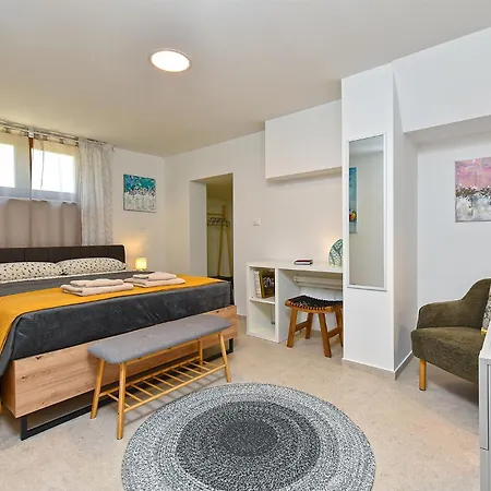 Gradina 2388 Apartment